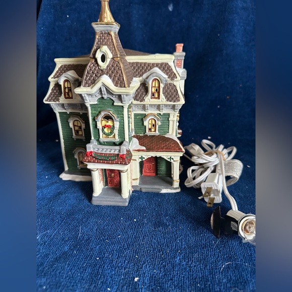 Holiday Time Traditional Victorian Lighted House Christmas Village Mansion - Picture 1 of 12